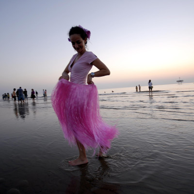 notte rosa ragazza in spiaggia all'alba