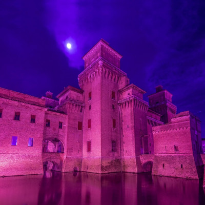 Castello Estense in rosa foto di Luca Gavagna